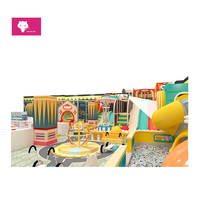 Équipement de jeux d'intérieur commercial avec trampolines, toboggans, piscines à balles et filets de protection pour enfants