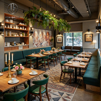 Ensemble de meubles modernes industriels pour café, restaurant, hôtel : table en bois avec pieds métalliques, base en bois, banquette en cuir vert foncé et chaise.