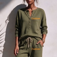 Ensemble de vêtements de détente pour femmes en tricot gaufré avec logo personnalisé, haut à col Henley à manches longues, pantalon large à cordon de serrage, tenue décontractée pour la maison