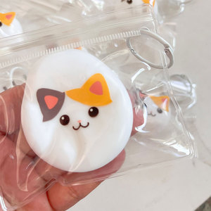 Pendentif en résine anti-stress en forme de chat à trois fleurs, à presser, à récupération lente, en plastique, mini, avec boule fluide - Product Image 4