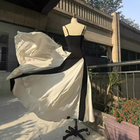 Robe patchwork noir et blanc haut de gamme de style français, chic et sophistiquée, robe à bretelles qui flattere la silhouette, jupe fourreau large