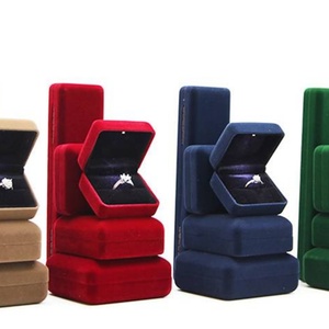 Boîte à bijoux de luxe personnalisée avec logo, base en fer, en velours, avec lumière LED blanche, étui pour bague et pendentif - Product Image 6