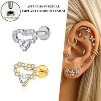 Boucles d'oreilles clous de piercing Freya en titane ASTM F136 avec cœur en zircone cubique, sans filetage, à dos plat, pour cartilage, tragus, hélix