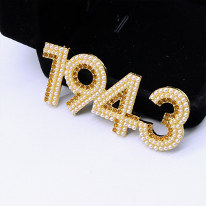 Diseñador de moda 3 filas perla y piedra acento 18K chapado en oro griego Philo año de fundación 1943 tono broche de hermandad Pin - Product Image 6