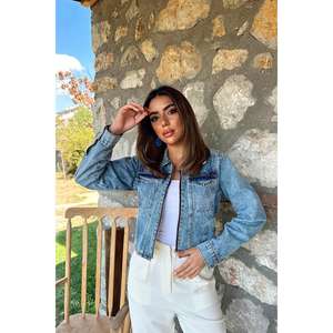 Chaqueta Corta de Mezclilla Azul para Mujer, 100% Algodón, con Botones al Frente, Estilo Moderno - Product Image 4