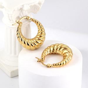 Modernos Pendientes de Aro Gruesos Redondos con Diseño de Croissant, Joyería de Acero Inoxidable, Bañados en Oro de 18K, Pendientes de Declaración para Mujer - Product Image 1