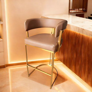 <span class=keywords><strong>Tabouret</strong></span> <span class=keywords><strong>de</strong></span> <span class=keywords><strong>bar</strong></span> <span class=keywords><strong>de</strong></span> luxe en cuir PU <span class=keywords><strong>taupe</strong></span> avec structure en métal doré, <span class=keywords><strong>tabouret</strong></span> moderne à dossier incurvé pour salon et <span class=keywords><strong>bar</strong></span> - Product Image 1