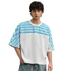T-shirt tricoté surdimensionné pour homme à rayures et blocs de couleur, manches courtes, col rond, style décontracté, épaules tombantes, avec empiècements imprimés - Product Image 1
