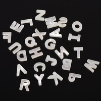 Vente en gros d'accessoires de bijoux DIY : Breloques pendentifs 26 lettres de l'alphabet en nacre naturelle