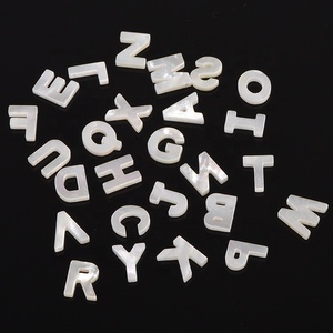 Vente en gros d'accessoires de bijoux DIY : Breloques pendentifs 26 lettres de l'alphabet en nacre naturelle - Product Image 6