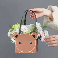 Handgefertigte Tragetasche im Kleinen Bären-Stil mit Blumenstrauß-Motiv, Kordelzug-Griff, Tragbare Wasserdichte Weiße Kraftpapier-Verpackungsbox für Taschen