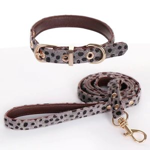 Collari per animali domestici di lusso personalizzati 2025 al guinzaglio con fibbia in metallo con stampa leopardata e decorazione in piuma imbottita - Product Image 1