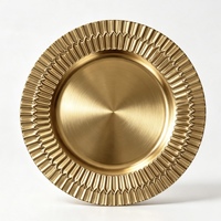 Assiette de présentation en PP plaqué or sur mesure, à bord plissé géométrique et gaufré, pour la décoration de table de banquet et de fête