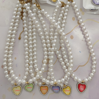 Collier en perles imitation 10 mm avec pendentif cœur en strass et logo personnalisé, collier en perles avec logo d'équipe de baseball pour femme, vente en gros