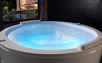 Baignoire de massage ronde en acrylique, spa d'hydrothérapie intérieur avec jets, éclairage LED et appuie-tête doux pour la maison, l'hôtel et la villa