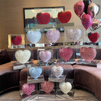 Cadeau de Saint-Valentin super luxueux ou décoration de chambre Roses conservées en forme de coeur dans une boîte cadeau en acrylique transparente