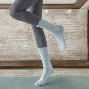 Chaussettes de sport en coton peigné pour femmes, antidérapantes, sans coutures, à volants, pour le yoga, le Pilates, le fitness, jeunesse, printemps, automne - Product Image 3