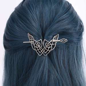 Pince à cheveux rétro viking avec nœud celtique, élégante et décontractée, accessoire de fête de style norvégien, cadeau d'anniversaire - Product Image 1