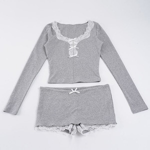 Ensemble deux pièces style Pure Desire : crop top en dentelle à décolleté plongeant avec détail nœud et jupe-short moulante – Tenue décontractée et sexy pour femme - Product Image 6