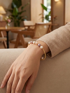 กำไลข้อมือไข่มุกหลายสีชุบทอง 24K ลูมิอาร่า ดีไซน์เรียบหรู ทำมือ พร้อมใบรับรอง IGI เหมาะสำหรับเป็นของขวัญสำหรับผู้หญิง - Product Image 4