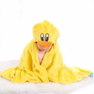 Nouveau carré flanelle serviette de <span class=keywords><strong>bain</strong></span> <span class=keywords><strong>peignoir</strong></span> pour enfants dessin animé Cape Poncho bébé Swaddle couverture tricotée pour nouveau-né - Product Image 1