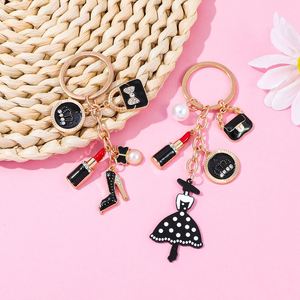 Porte-clés en métal coloré pour femme, style petite fragrance, avec pendentif nœud et rouge à lèvres rouge, motif amour - Product Image 3