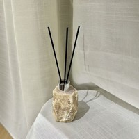 Diffuseur de parfum en marbre naturel carré artisanal avec logo personnalisé STONEKOCC, écologique, parfum longue durée, boîte cadeau minimaliste