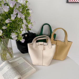 Nuevo bolso tipo cubo ligero de moda para mujer, casual, de piel sintética suave con cierre de botón. - Product Image 2
