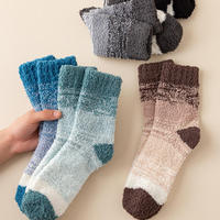 Vente en gros de pantoufles d'hiver colorées mignonnes chaudes douillettes personnalisées thermiques moelleuses épaisses unisexes pour hommes chaussettes floues pour la maison