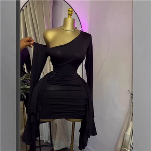 فستان حفلات مثير للنساء بياقة مائلة وتصميم ضيق لعيد الحب مع حافة غير منتظمة وأكمام طويلة - Product Image 3