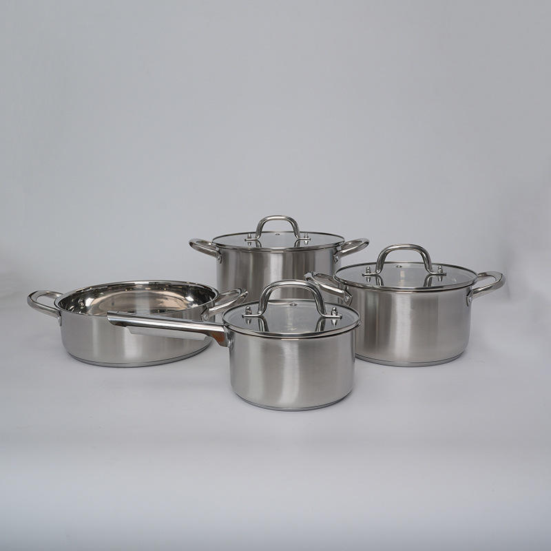 Juego de ollas plateadas de 4 piezas.