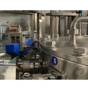 Güvenilir fabrika sıcak satış 4000BPH içecek sıvı küçük karbonatlı içecek şişe su dolum makinesi