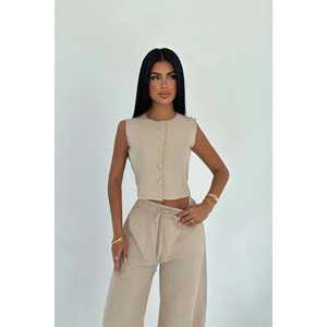 Conjunto de Traje Beige con Detalle de Botones para Mujer - Product Image 1