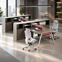 Poste de travail de bureau moderne 4 places avec écran de séparation et armoire de rangement, pieds en métal en forme de A pour projet de bureau commercial