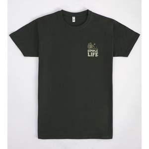 Camiseta Simple Life negra talla pequeña con logo Simple Life en el pecho izquierdo - Product Image 1