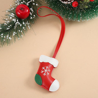 En gros, Ensemble de breloques et accessoires de Noël en cuir : porte-clés, breloques de sac, pendentifs (Père Noël, Bonhomme de neige, Homme en pain d'épices, Sapin de Noël) et accessoires cadeaux