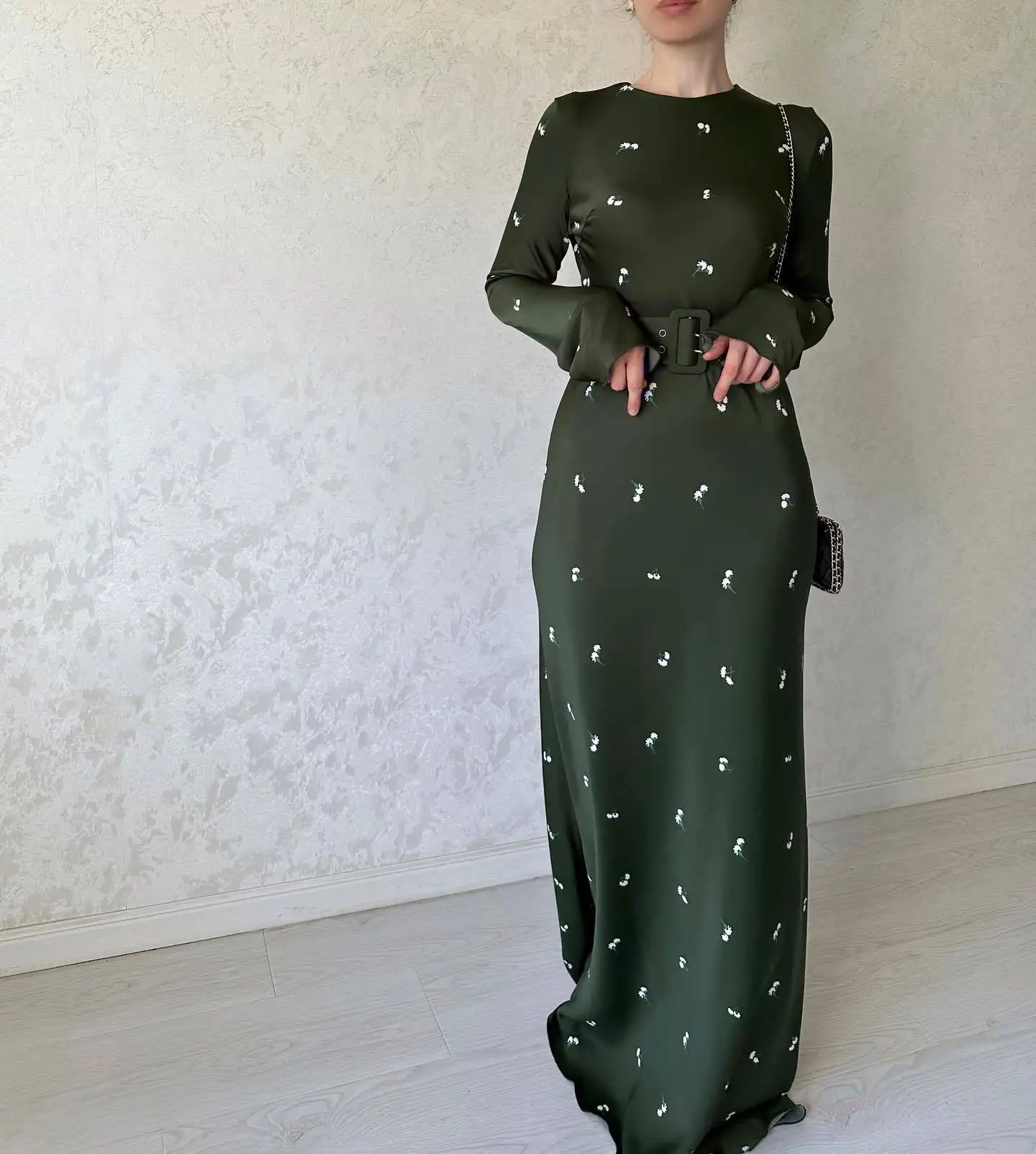 Bahar yeni tasarım bayanlar uzun kollu kalın kemerler elbiseler için moda zarif saten Maxi yeşil elbise