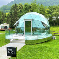 Dôme géodésique en verre transparent pour glamping, tente chauffée pour l'hiver en extérieur sur la neige