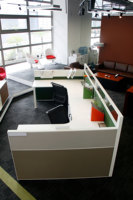 Bureau de travail en acier au design moderne Mobilier de bureau durable avec tables de séparation hautes