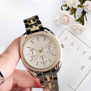 Reloj de Mujer Estilo Ejecutivo con Monedas de Aleación, Movimiento de Cuarzo, Esfera de Cristal de Zafiro, Correa de Acero Inoxidable, Cronógrafo, Resistente al Agua - Product Image 4