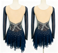 Robe de patinage artistique bleu marine foncé à manches longues, col en V profond, dos ouvert, jupe en maille ornée de strass pour filles et adultes, compétition et performance
