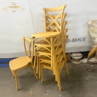 Chaises d'invités colorées à dossier croisé, finitions mates ou brillantes disponibles, empilables, pour la location par les organisateurs d'événements, design compact (moins de volume en m³)