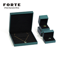Boîte à bijoux carrée FORTE de luxe en cuir PU brossé bleu sarcelle, boîte à bagues à rabat, emballage de bijoux avec logo personnalisé