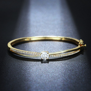 Bracciale a fascia con design a croce per donna, stile geometrico rotondo, accessorio da polso per uso quotidiano - Product Image 3