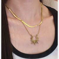 Collier en cuivre avec pendentif en résine tournesol double couche résistant à la décoloration, chaîne serpent, minimaliste, unisexe, subtilement luxueux, pour couples