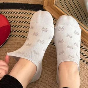 ถุงเท้าเรือแบบซ่อนสำหรับผู้หญิง ทรงเตี้ย สีพื้น ระบายอากาศได้ดี ซึมซับเหงื่อ ทำจากเส้นใยโพลีเอสเตอร์ สำหรับวัยรุ่นอายุ 18-40 ปี - Product Image 2