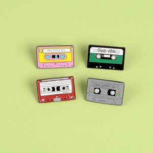 Al por mayor: Pin <span class=keywords><strong>de</strong></span> solapa <span class=keywords><strong>de</strong></span> metal esmaltado con diseño <span class=keywords><strong>de</strong></span> cinta musical y la mejor canción, <span class=keywords><strong>de</strong></span> moda, para bolsos y ropa, para amigos - Product Image 3