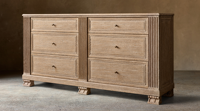 Commode spacieuse de style ancien avec panneaux en bois vieilli et détails encastrés