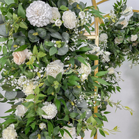 Desain Baru Gapura Bunga Segar Putih dan Hijau dengan Hiasan Hydrangea, Mawar, dan Dedaunan, Sempurna untuk Dekorasi Latar Belakang Pernikahan