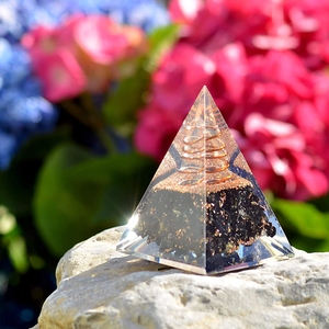 Pirámide de Orgón de Ágata Negra, Figura Tallada en Piedra Preciosa, Resina y Alambre de Cobre, Pirámide Decorativa para Decoración del Hogar - Product Image 3